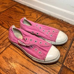 Converse low top sneaker, pink, size 2.5 kids